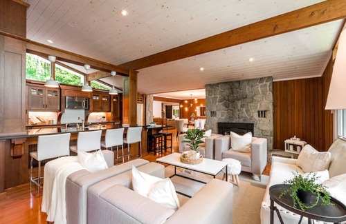 Lake of Bays Cottage | Beautiful Waterfront Peninsula Lake Year Round Cottage w/All Day Sun!