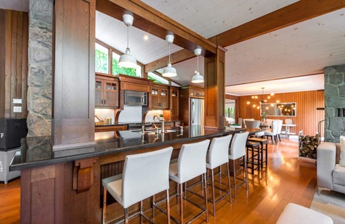 Lake of Bays Cottage | Beautiful Waterfront Peninsula Lake Year Round Cottage w/All Day Sun!
