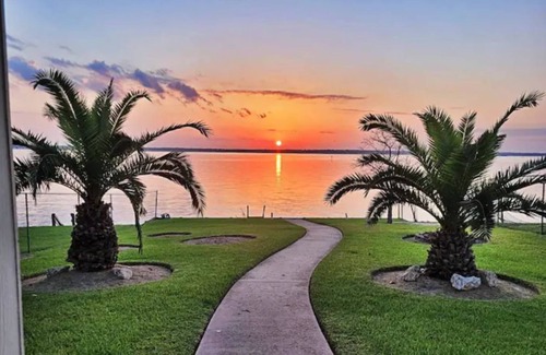 Pointblank House | Beautiful waterfront home with gorgeous sunrise views,