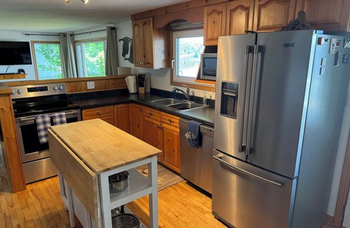 Bonnechere Valley Cottage | Beautiful Waterfront Cottage on Golden Lake