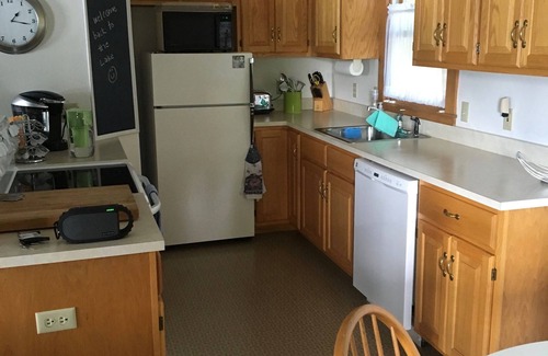 Bradford Cottage | Beautiful Waterfront Cottage on Lake Massasecum