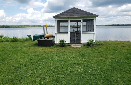 Calabogie Cottage | Beautiful waterfront cottage on Lake Calabogie, 5 min. walk from the golf