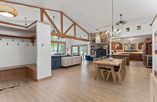 Nordman Cabin | Beautiful Waterfront Cabin with a Hot Tub & Sauna