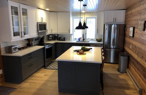 Dysart et al Cottage | Beautiful Waterfront Cottage on Kennisis Lake