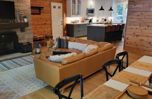 Dysart et al Cottage | Beautiful Waterfront Cottage on Kennisis Lake