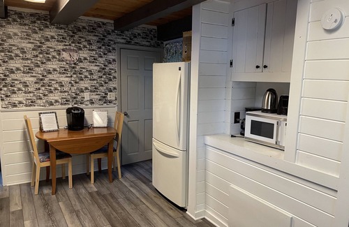 Rindge Cottage | Beautiful Waterfront Cottage With a HOT TUB For Your Family Getaway!
