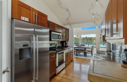 Olympia House | Beautiful Waterfront Getaway