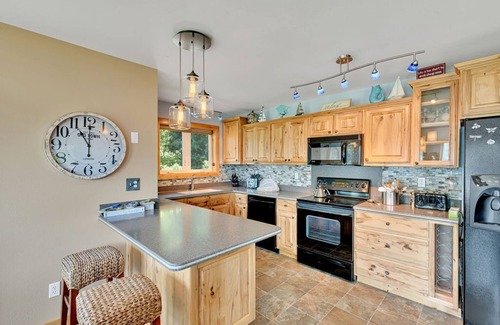 Sagle House | Beautiful waterfront getaway in Bottle Bay