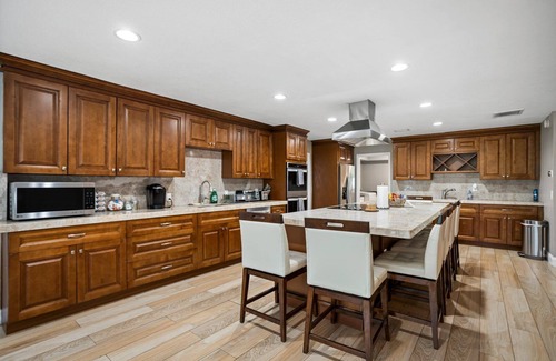 Limona Improvement House | Beautiful Waterfront Home -Pool with Jacuzzi
