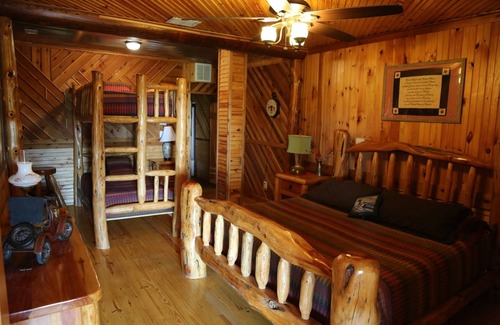 Quinlan Cabin | Beautiful Waterfront Lodge on Ranch with Pool - 45 Miles from Dallas