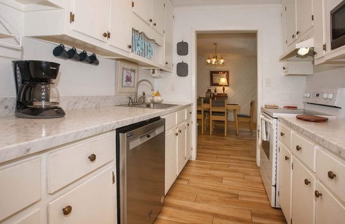 Lillian House | Beautiful waterfront pet friendly home