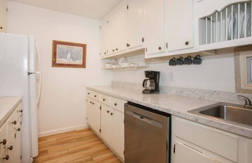 Lillian House | Beautiful waterfront pet friendly home