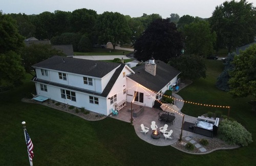 Oshkosh House | Beautiful Waterfront Retreat- Perfect for EAA AirVenture!