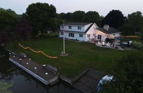 Oshkosh House | Beautiful Waterfront Retreat- Perfect for EAA AirVenture!