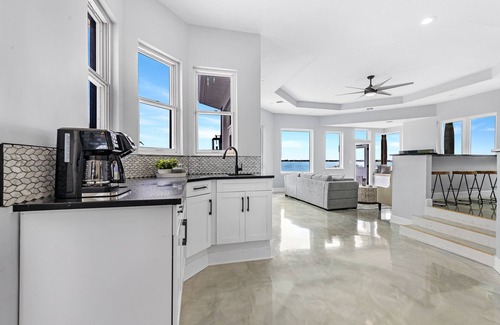 Iona House | Beautiful Waterfront Living in Ft Myers