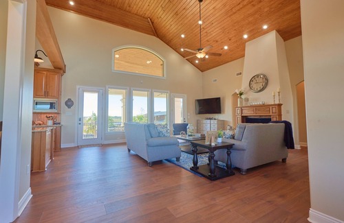 Hackberry House | BEAUTIFUL WATERFRONT HOME WITH BOATHOUSE AND HUGE PORCHES!