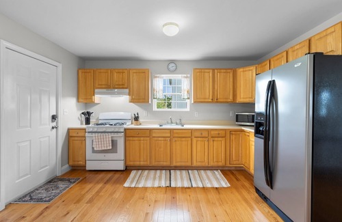 Fair Haven House | Beautiful Waterfront 4 Bedroom, 1.5 Bathroom Unit.