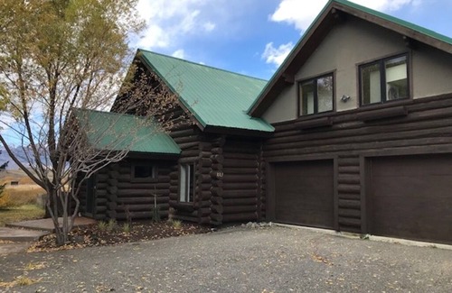Jackson House | Beautiful, well-appointed, log cabin home with gracious spaces and lots of light