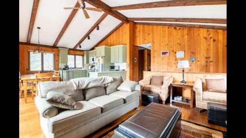 Windham Ski Chalet | Beautiful Windham Chalet 2 minutes to the Mountain