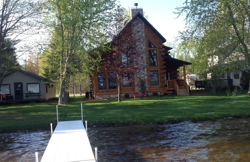 Shawano House | Beautiful Wisconsin Lake-front Log Home (sleeps 6-8)