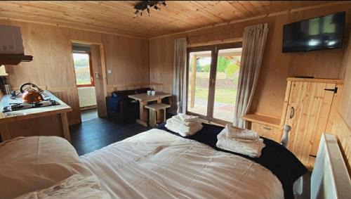 East Drayton House | Beautiful Wooden tiny house, Glamping cabin with hot tub 3