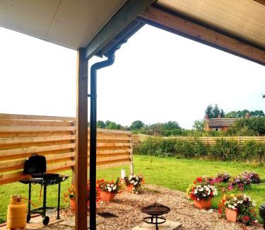 East Drayton House | Beautiful Wooden tiny house, Glamping cabin with hot tub 3