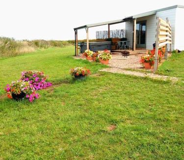 East Drayton House | Beautiful Wooden tiny house, Glamping cabin with hot tub 3