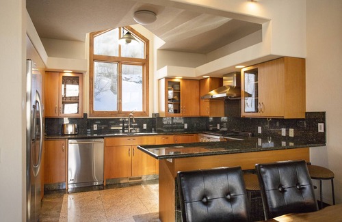 Highland Meadows House | Beautifull Alpine Home with Panoramic Views from Deck , Open Concept, Hot Tub