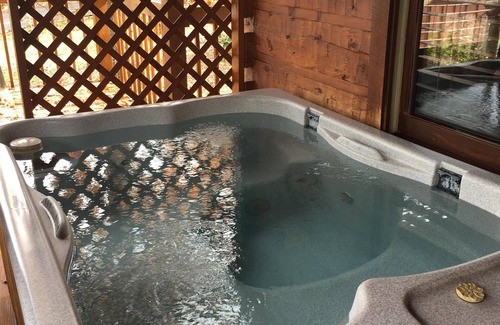 Pigeon Forge Cabin | Beautifull Log Cabin in a peacefull wooded setting, minutes from Pigeon Forge.