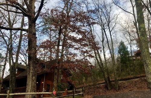 Pigeon Forge Cabin | Beautifull Log Cabin in a peacefull wooded setting, minutes from Pigeon Forge.