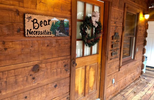 Pigeon Forge Cabin | Beautifull Log Cabin in a peacefull wooded setting, minutes from Pigeon Forge.