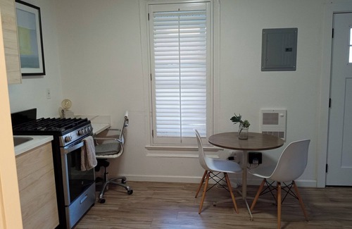 Prescott Apartment | Beautifull Renovated Designer Staged Studio Close to Bart and Prescott Market