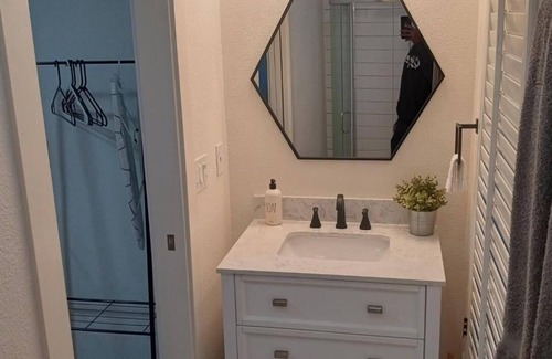Prescott Apartment | Beautifull Renovated Designer Staged Studio Close to Bart and Prescott Market