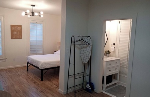 Prescott Apartment | Beautifull Renovated Designer Staged Studio Close to Bart and Prescott Market
