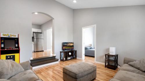 Downtown Niagara Falls House | Beautifull Whole House! Walk to Niagara Falls! 4 Bedroom Home