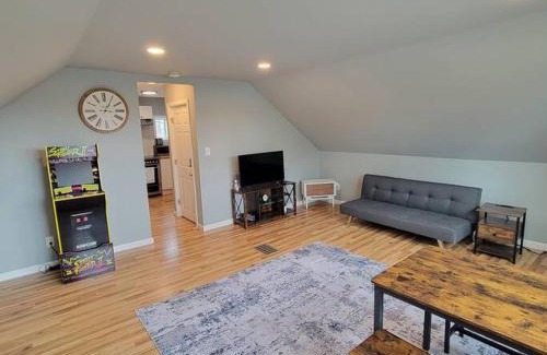 Downtown Niagara Falls House | Beautifull Whole House! Walk to Niagara Falls! 4 Bedroom Home