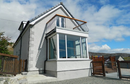 Isle of Scalpay Cottage | Beautifully appointed cottage, overlooking South Harbour, Scalpay