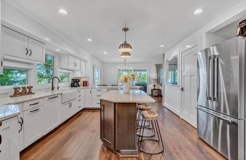 Huddleston House | Beautifully appointed SHOWPLACE home on FLAT LOT w/250' of shoreline & HOT TUB! Come Visit "Viewtopi