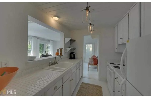 Tiger House | Beautifully Appointed, Contemporary Cottage on Lake Burton!
