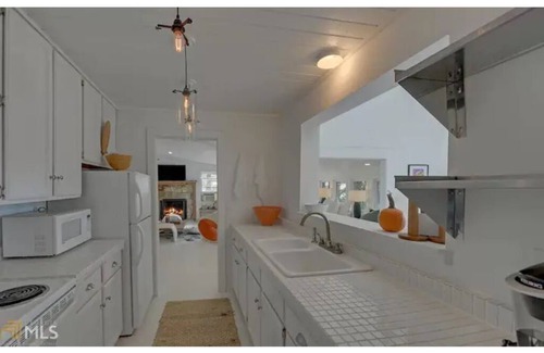 Tiger House | Beautifully Appointed, Contemporary Cottage on Lake Burton!