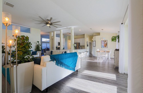 DeLand House | Beautifully Appointed Lakefront home in quiet neighborhood, with pool & hot tub