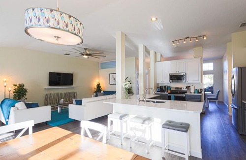 DeLand House | Beautifully Appointed Lakefront home in quiet neighborhood, with pool & hot tub