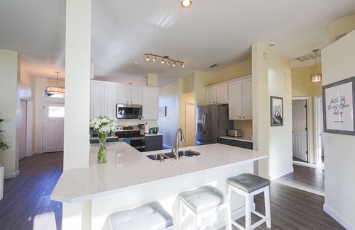 DeLand House | Beautifully Appointed Lakefront home in quiet neighborhood, with pool & hot tub