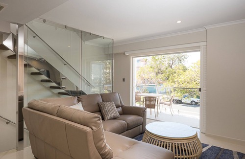 Wynnum House | Beautifully Appointed Two Bedroom Townhouse - Fully Self Contained