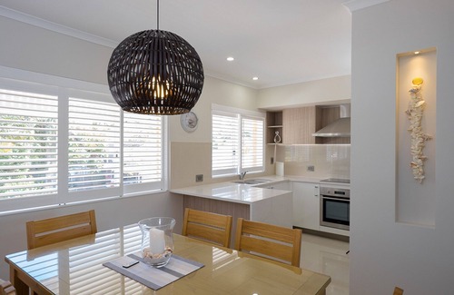 Wynnum House | Beautifully Appointed Two Bedroom Townhouse - Fully Self Contained