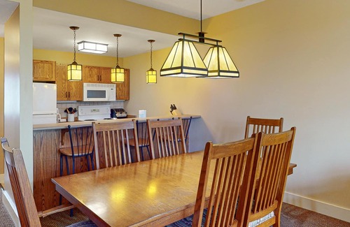 The Blue Mountains Condo | Beautifully-Appointed Condo w/Furnished Balcony, Free WiFi, Private Washer/Dryer