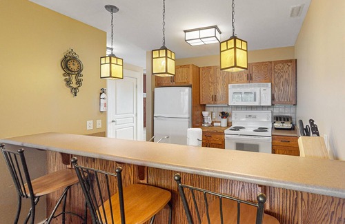 The Blue Mountains Condo | Beautifully-Appointed Condo w/Furnished Balcony, Free WiFi, Private Washer/Dryer