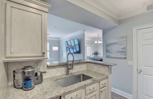 Saint Simons Heights Condo | Beautifully decorated condo, St. Simons Island, 8 minutes to Beach, heated pool
