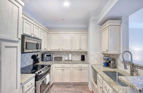 Saint Simons Heights Condo | Beautifully decorated condo, St. Simons Island, 8 minutes to Beach, heated pool