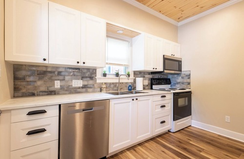 Harrodsburg House | Beautifully decorated horse theme, 3 king beds, hot tub, Bourbon Trail